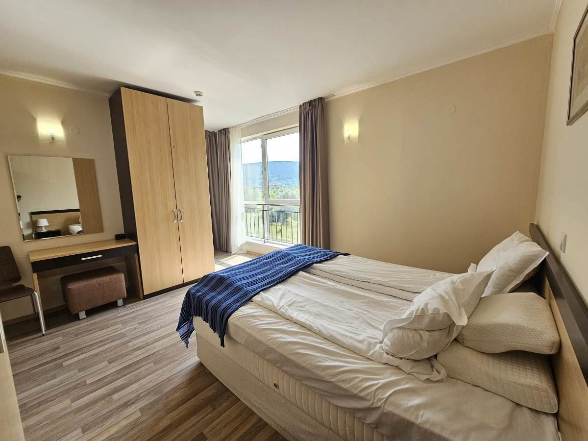Luxuriöse Drei-Zimmer-Wohnung mit drei Schlafzimmern in erster Meereslinie in Obzor – Panoramablick auf Meer und Berge