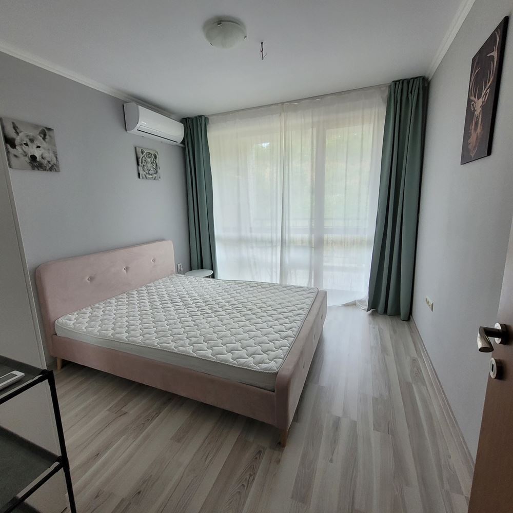 Gemütliche Zweizimmerwohnung mit neuer Einrichtung in einer geschlossenen Wohnanlage nahe dem Meer im Ferienort Elenite