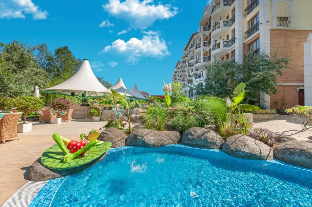 2-Zimmer-Wohnung mit Blick auf den Park und den Swimmingpool in einer prestigeträchtigen Wohnanlage am Sonnenstrand
