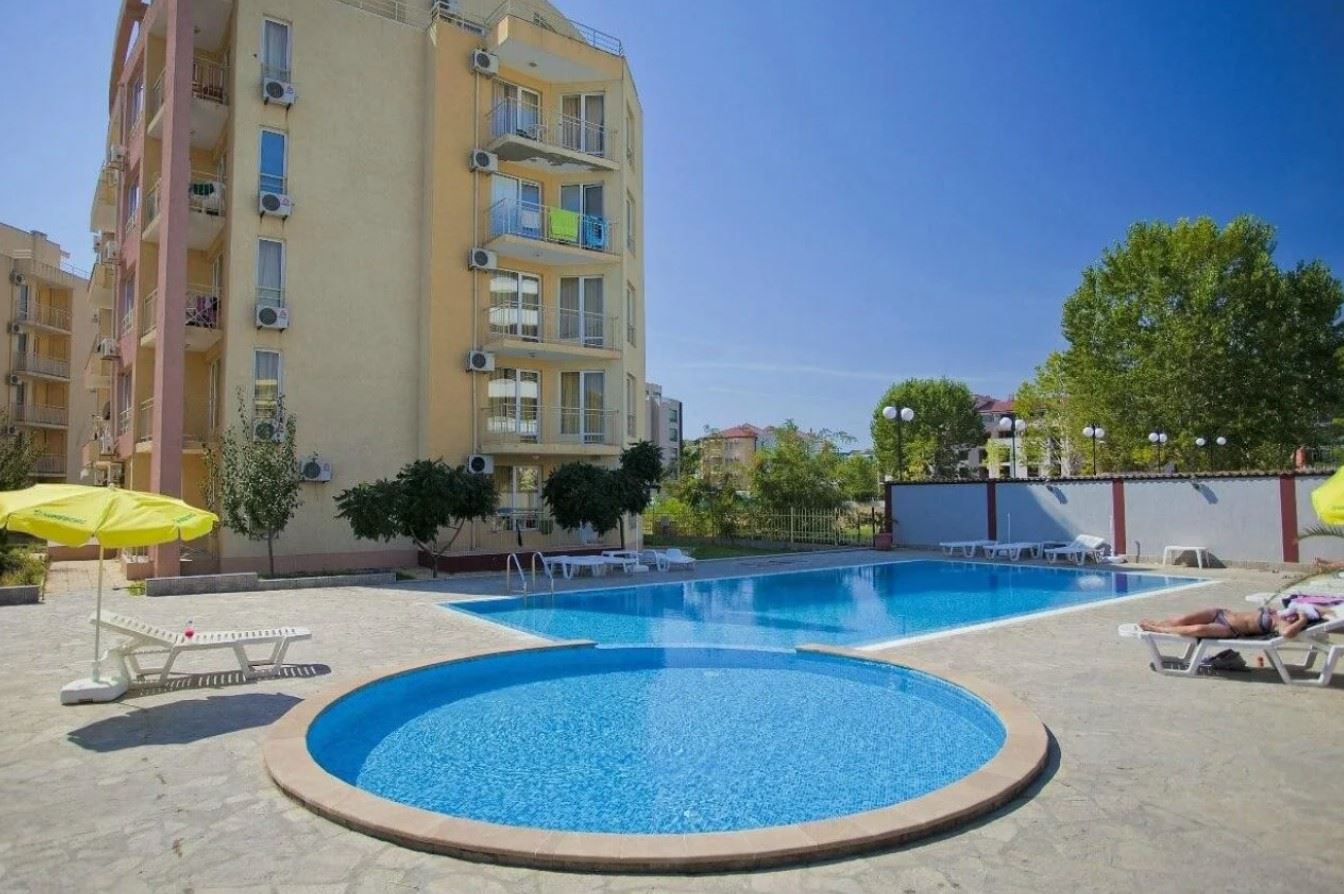 Apartment mit einem Schlafzimmer 300 Meter vom Strand in Sonnenstrand – ausgezeichnete Möglichkeit zur Renovierung und Investition