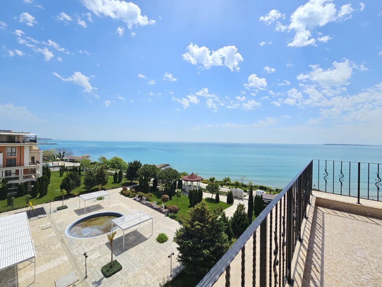 Sveti Vlas – Drei-Zimmer-Wohnung mit direktem Panoramablick auf das Meer in einer Anlage in erster Linie