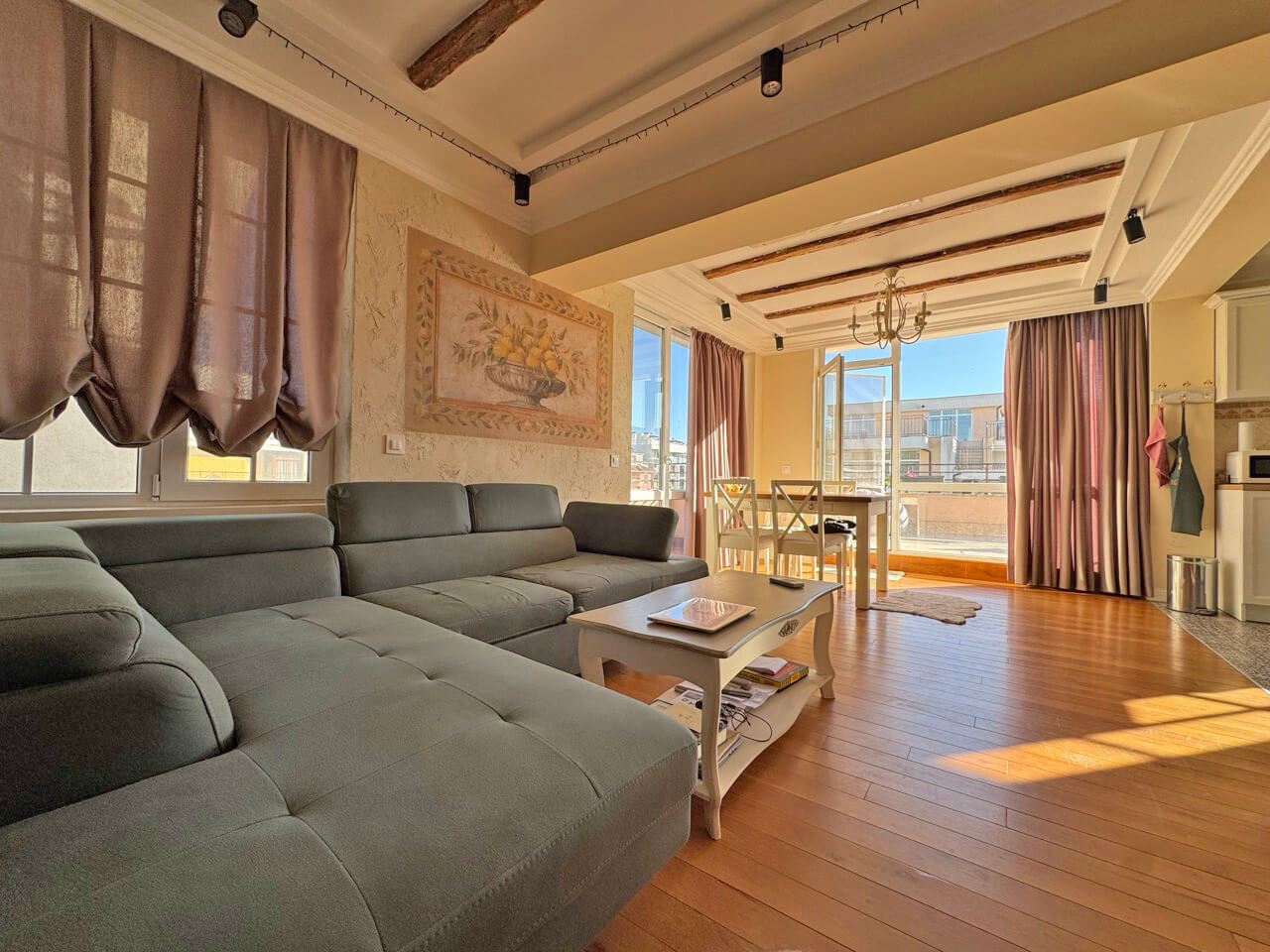 Luxuriöse Maisonette mit drei Schlafzimmern in Sonnenstrand – Großzügigkeit, Stil und Komfort. Niedrige Instandhaltungsgebühr!