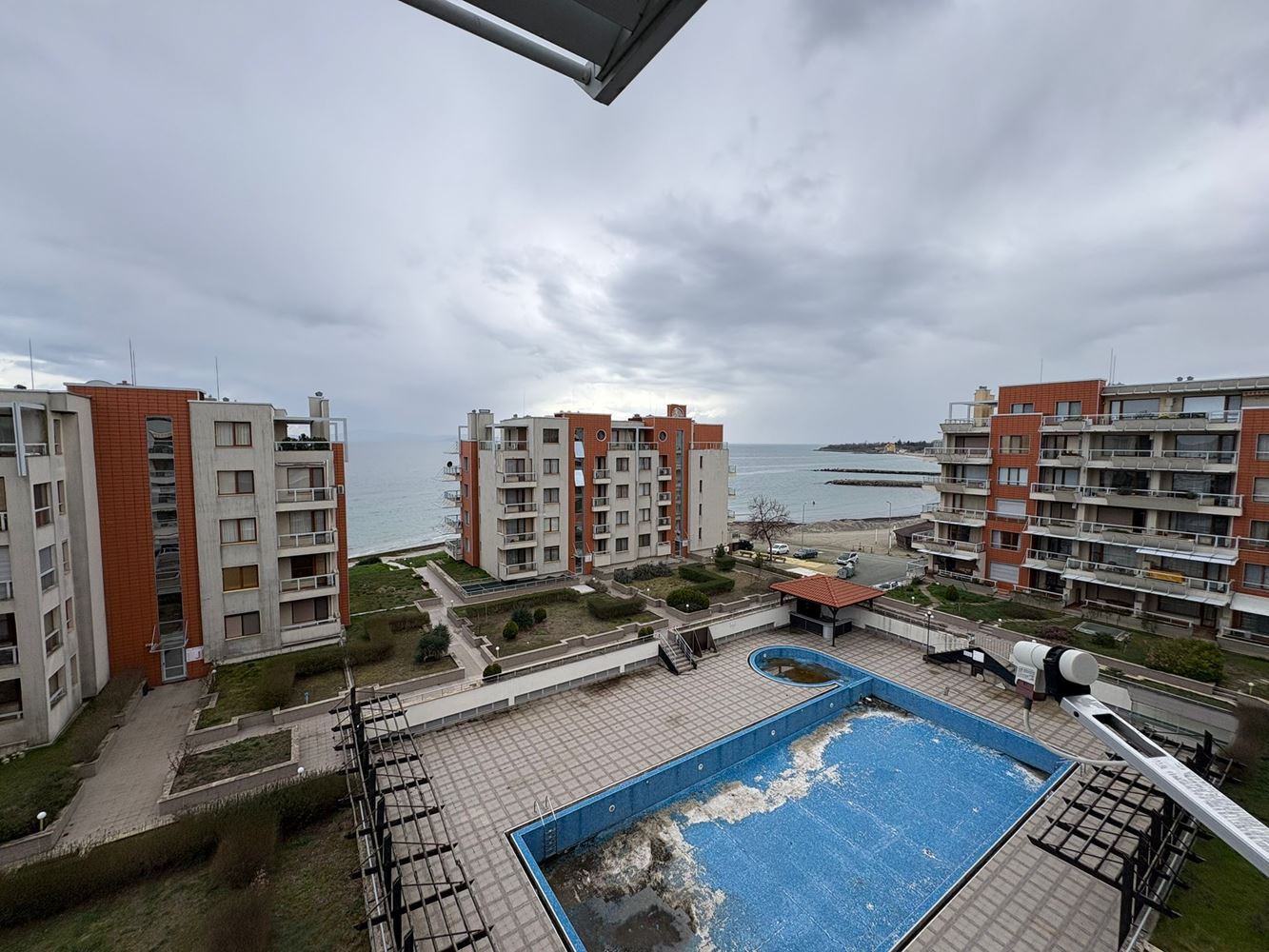 Panoramische Zwei-Zimmer-Wohnung in erster Meereslinie in Pomorie mit direktem Meerblick