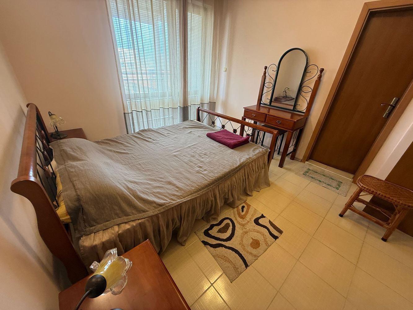 Geräumige 3-Zimmer-Wohnung in Sonnenstrand – Komfort, Natur und niedrige Wartungsgebühr