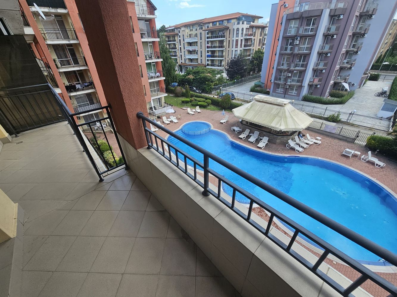 Geräumiges Apartment mit zwei Schlafzimmern in Sonnenstrand mit hervorragender Lage und Annehmlichkeiten für die ganzjährige Nutzung