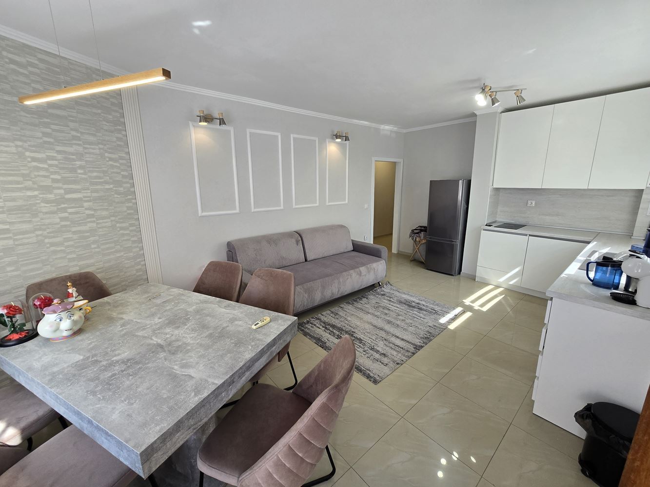 3-Zimmer-Wohnung mit luxuriöser Renovierung in Sonnenstrand – Blick auf den Pool und Möglichkeit zur Ratenzahlung