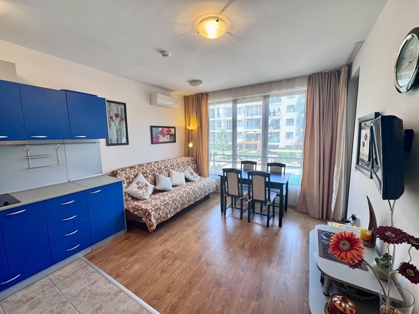 Komfortable 2-Zimmer-Wohnung mit großzügiger Terrasse und Poolblick in einer luxuriösen Anlage in Nessebar