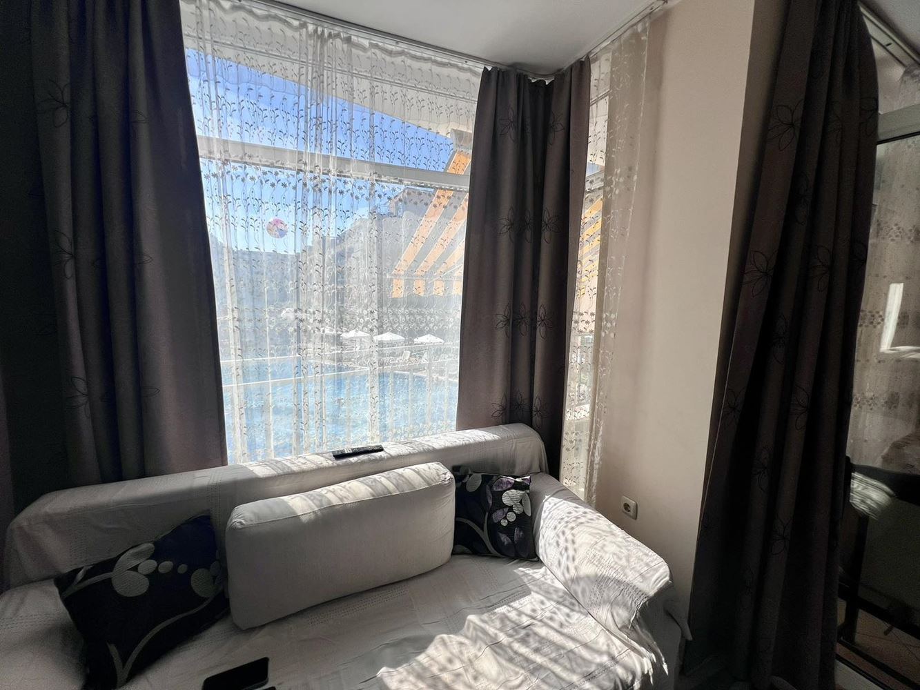 Geräumige Drei-Zimmer-Wohnung mit zwei Schlafzimmern und Blick auf den Pool in Sonnenstrand