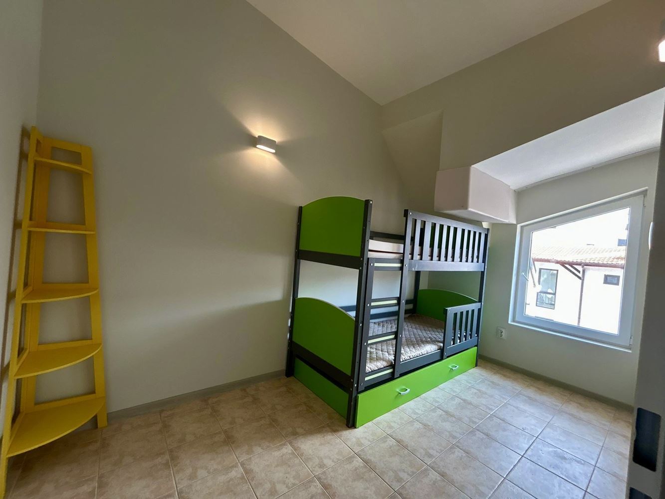 Geräumige 3-Zimmer-Wohnung in Sveti Vlas inmitten von viel Grün