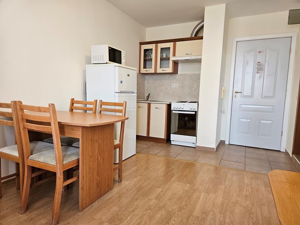 Vollständig eingerichtetes Ein-Zimmer-Apartment im obersten Stock in Sunny Beach – Poolblick und luxuriöse Atmosphäre