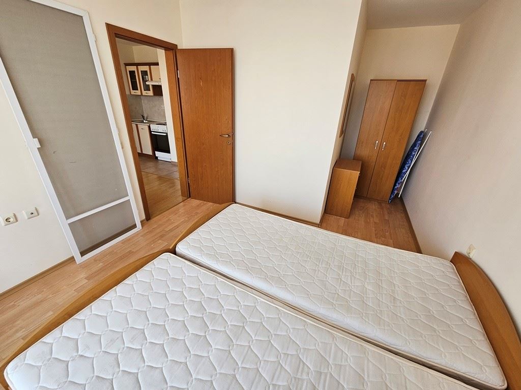Vollständig eingerichtetes Ein-Zimmer-Apartment im obersten Stock in Sunny Beach – Poolblick und luxuriöse Atmosphäre