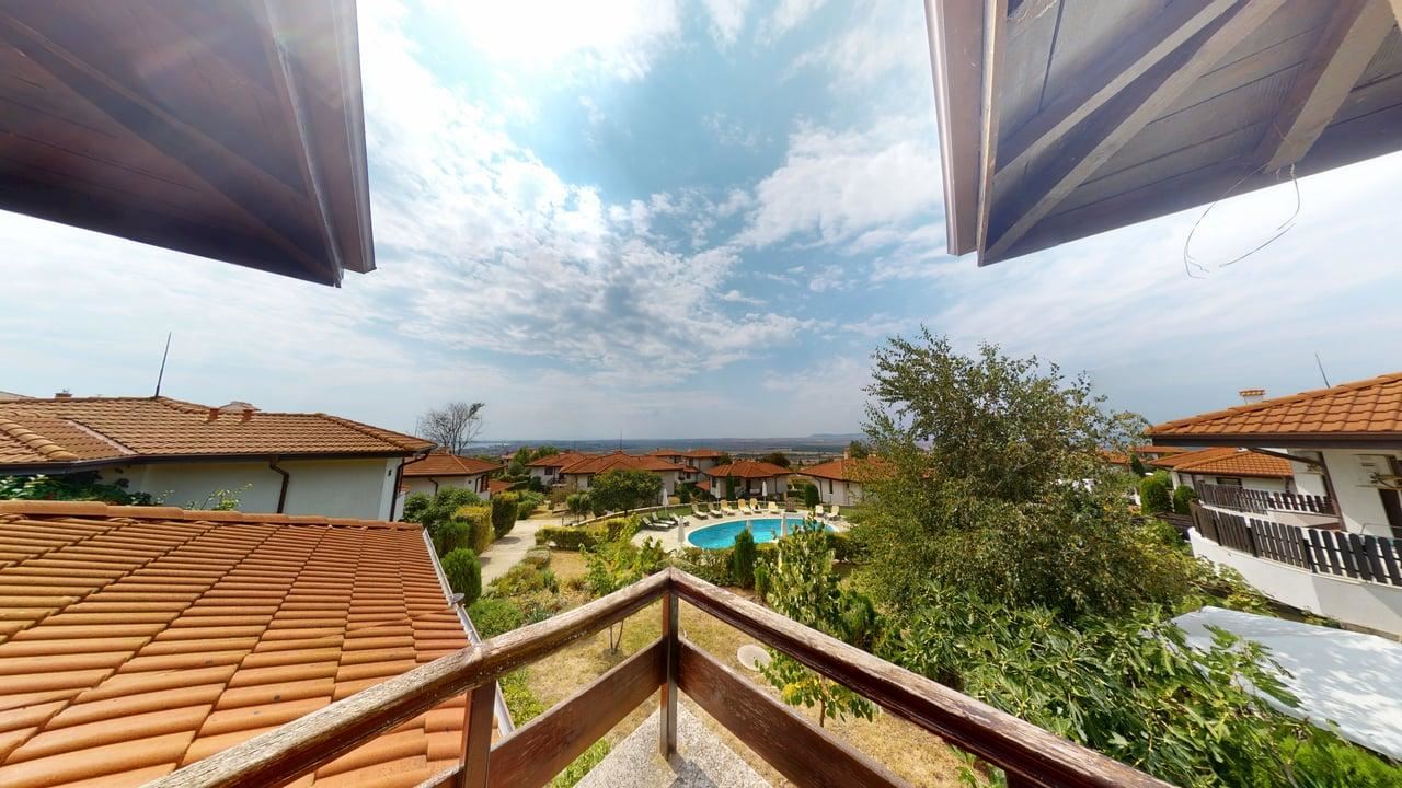 Zweizimmerwohnung mit Panoramablick auf das Meer und die Berge in einer Wohnanlage mit Swimmingpools und SPA-Zentrum