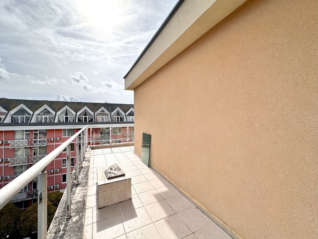 Geräumiges Studio mit beeindruckender Panoramaterrasse am Sonnenstrand