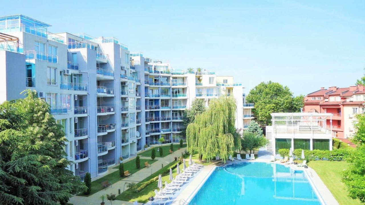 Geräumige Wohnung mit zwei Schlafzimmern und Meerblick in erster Linie in Ravda
