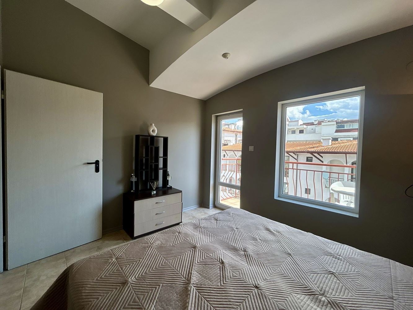 Geräumige 3-Zimmer-Wohnung in Sveti Vlas inmitten von viel Grün