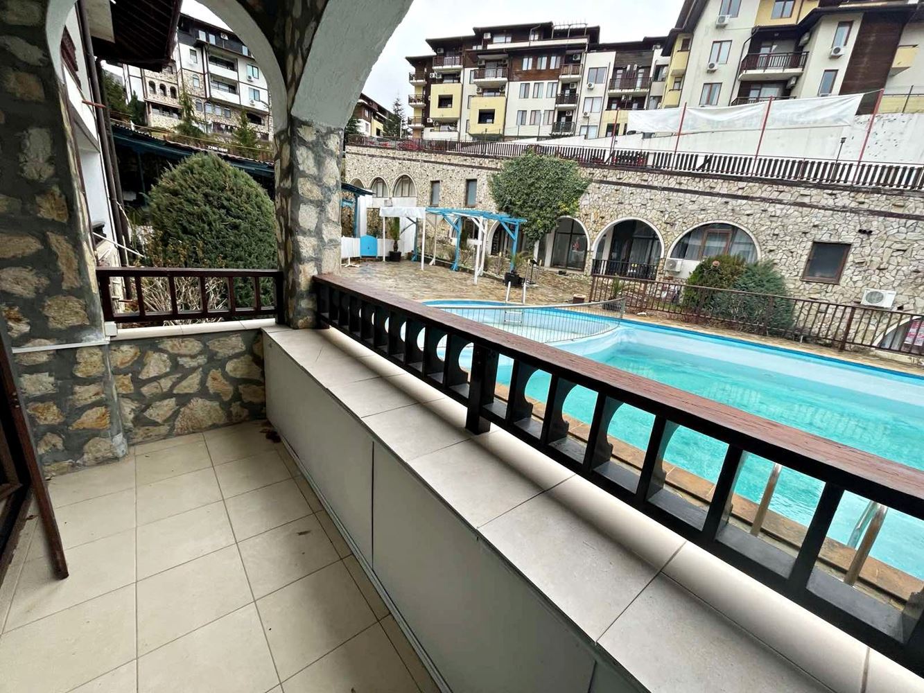 Luxus und Ruhe in erster Meereslinie in Sweti Wlas – großzügige 2-Zimmer-Wohnung mit Blick auf den Pool