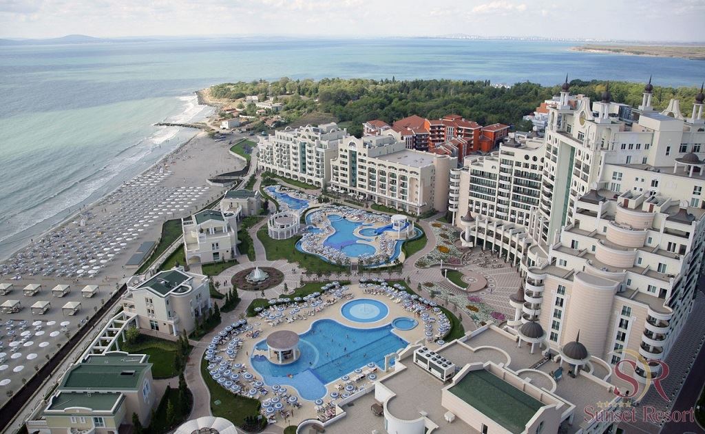 Geräumige Wohnung mit einem Schlafzimmer in erster Meereslinie in Pomorie mit Meerblick