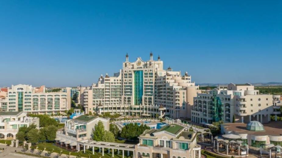 Attraktive Zwei-Zimmer-Wohnung in erster Meereslinie in Pomorie – Komfort, Swimmingpools und Spa-Angebote