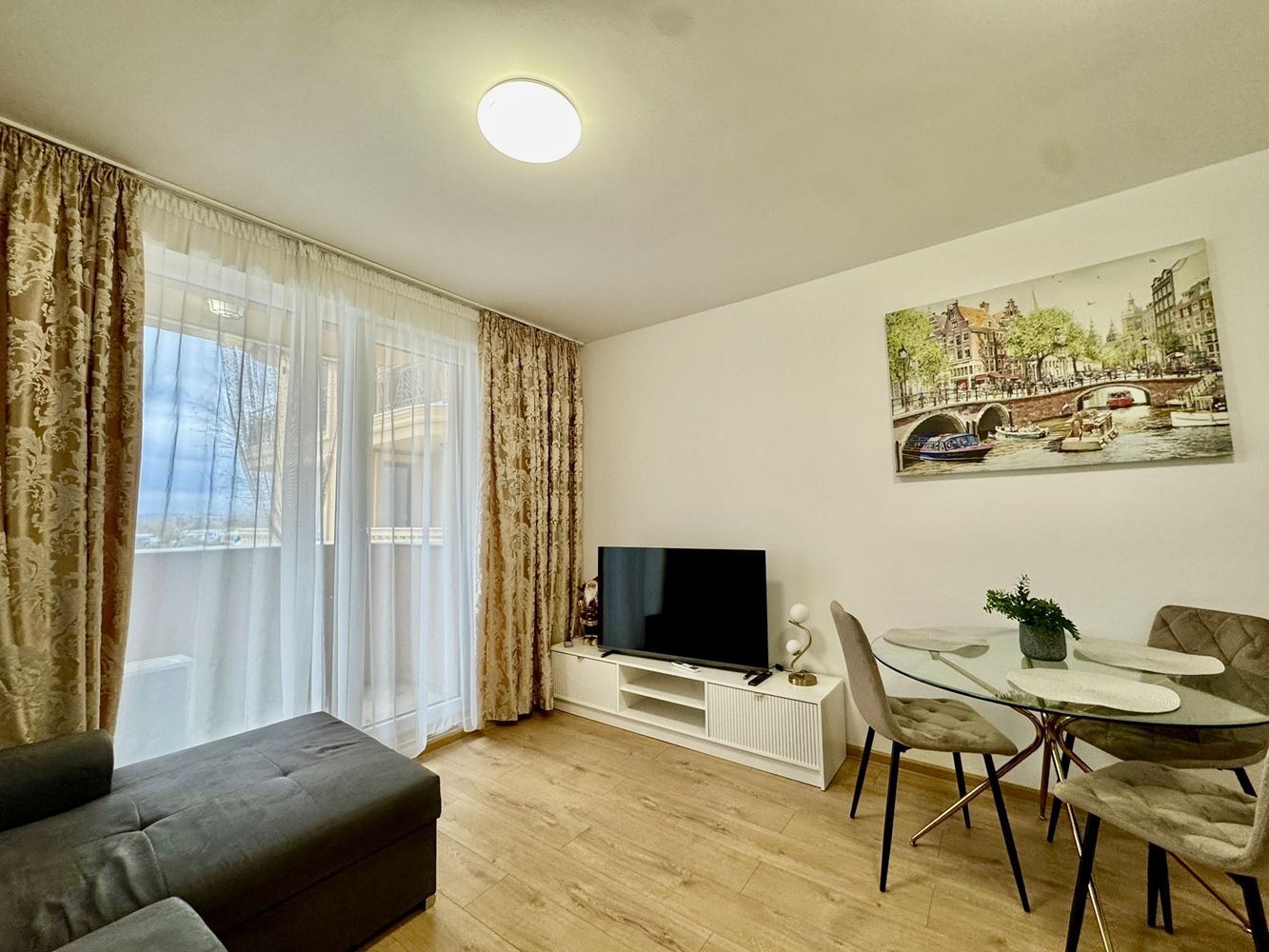 Zwei-Zimmer-Oase in einem neuen Luxuskomplex in Sonnenstrand – mit Poolblick
