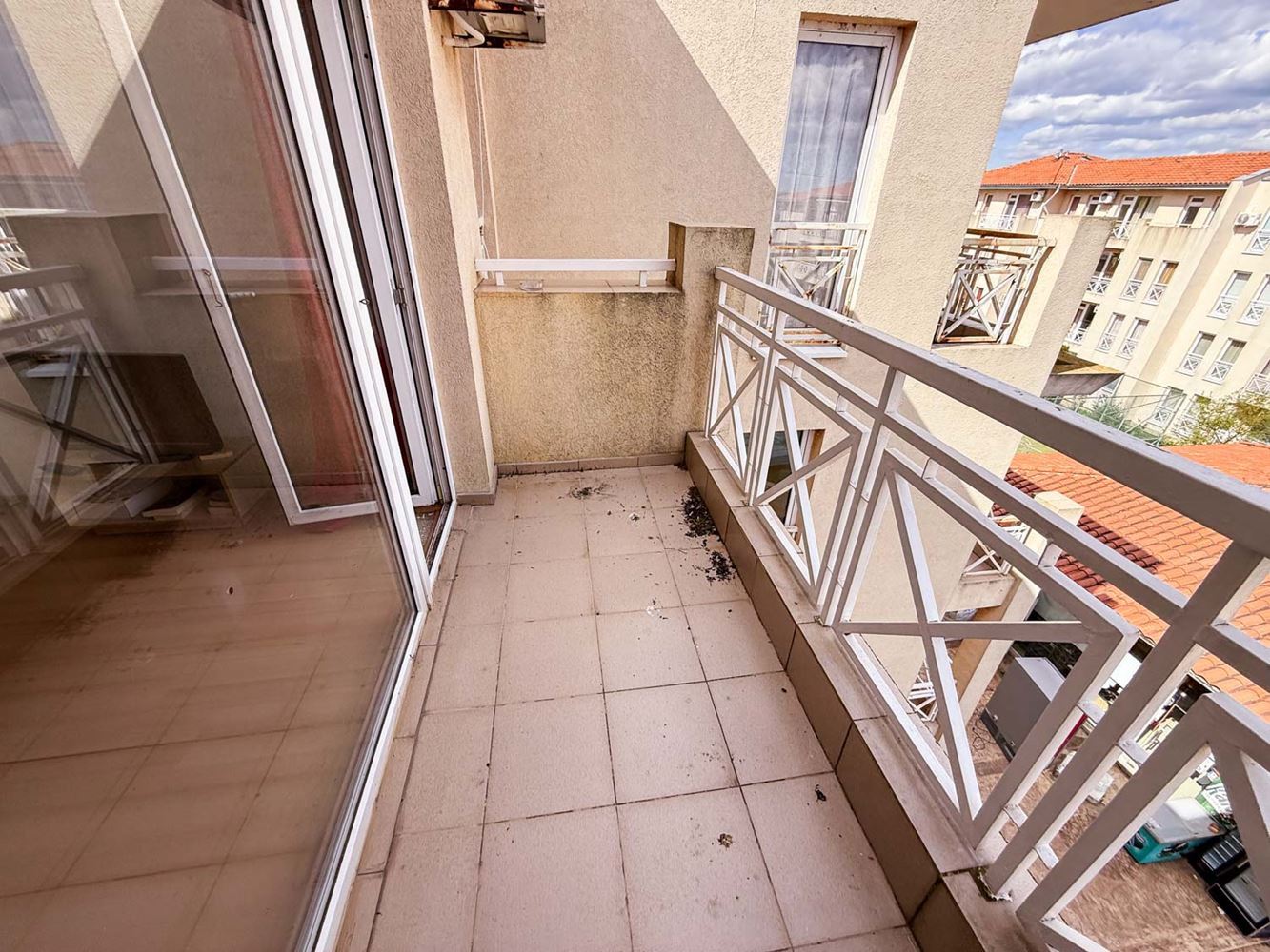 3-Zimmer-Wohnung mit Poolblick in einem gepflegten Komplex nahe Sonnenstrand