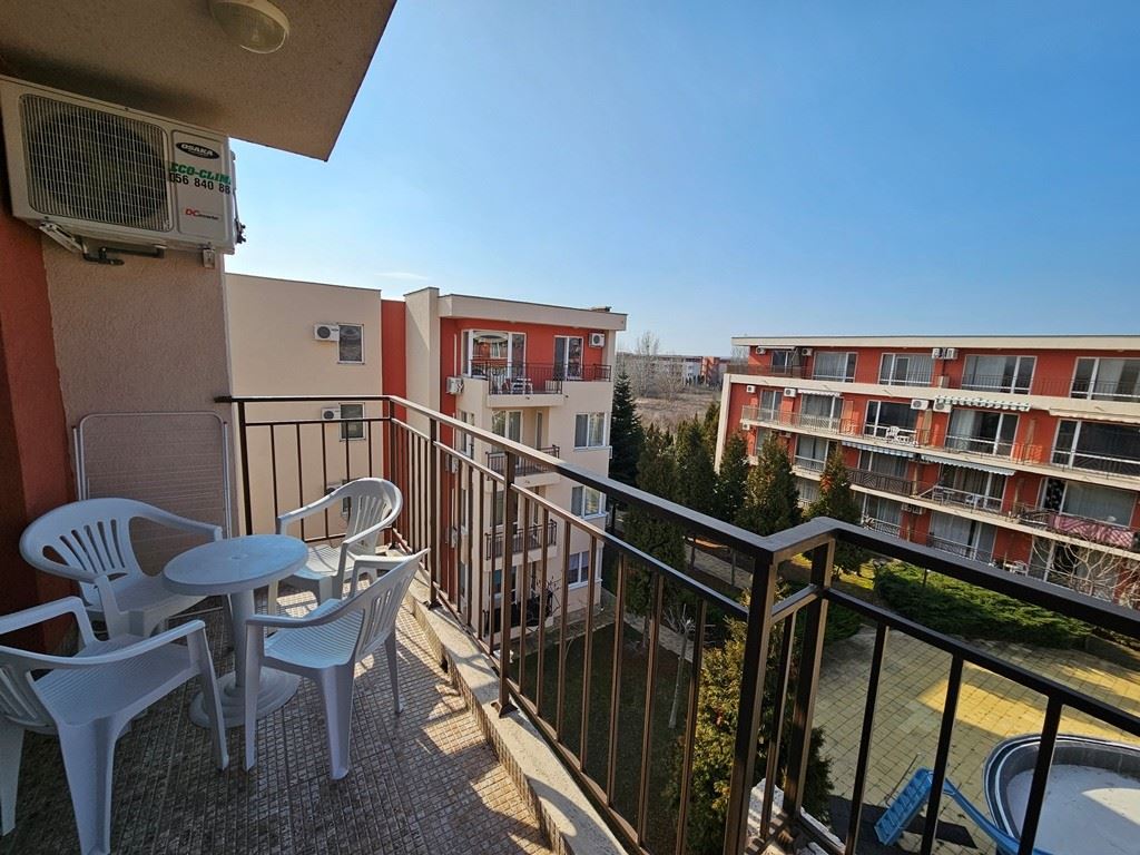 Vollständig eingerichtetes Ein-Zimmer-Apartment im obersten Stock in Sunny Beach – Poolblick und luxuriöse Atmosphäre