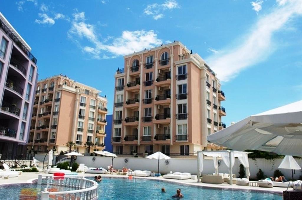 Großzügiges Studio-Apartment mit getrennten Wohnbereichen in einer prestigeträchtigen Anlage nahe Cacao Beach in Sunny Beach