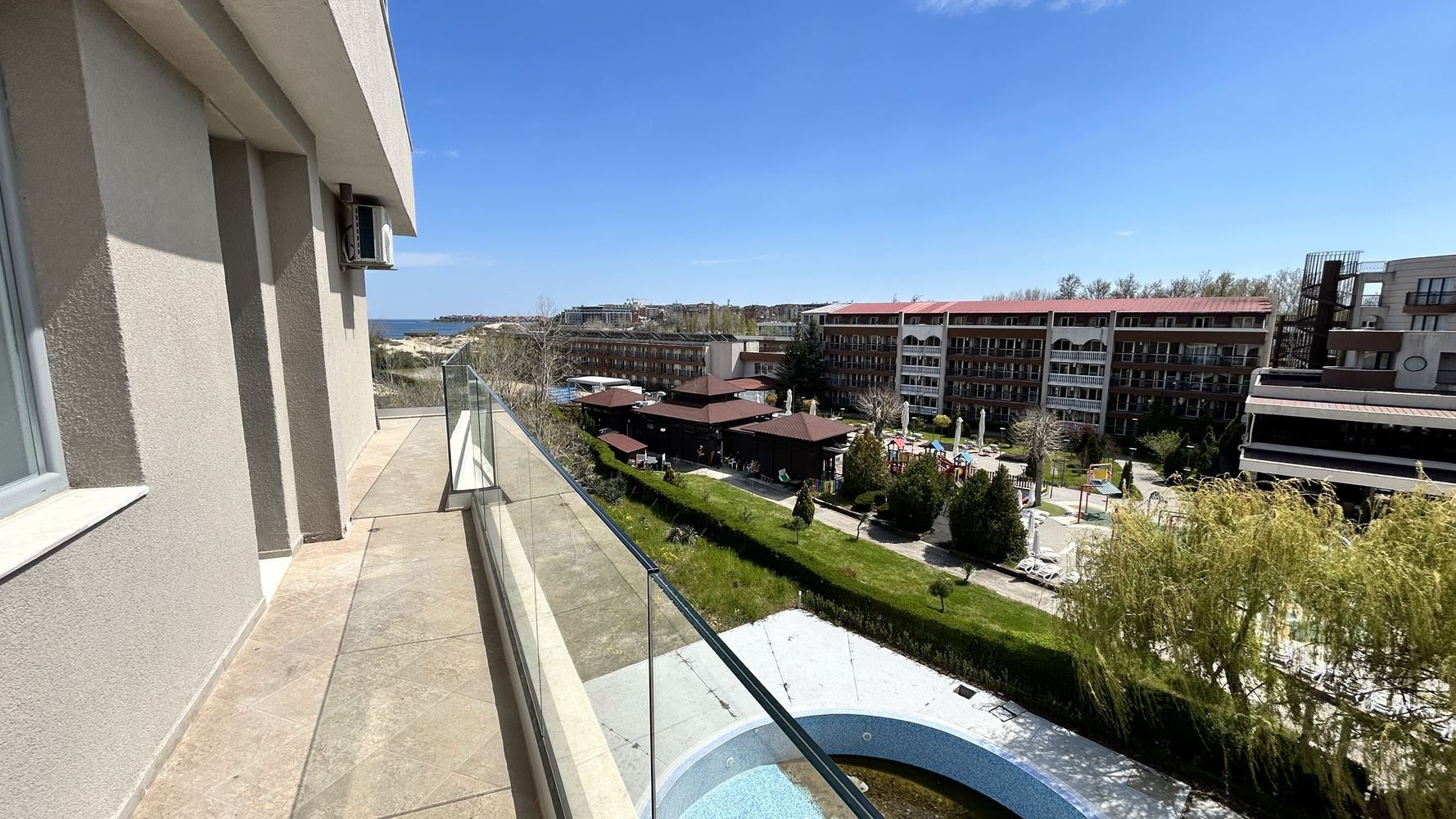 Elegante 3-Zimmer-Wohnung mit Panoramablick auf das Meer in erster Meereslinie in Sonnenstrand