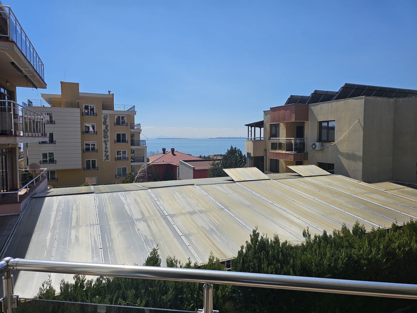 Einzimmerwohnung mit Meerblick in Sveti Vlas – Prestige, Komfort und Lage 100 m vom Strand entfernt. Mit Parkplatz in der Anlage