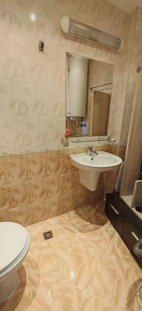 Drei-Zimmer-Wohnung 200 m vom Meer entfernt in Sveti Vlas mit zwei Terrassen und teilweise Meerblick