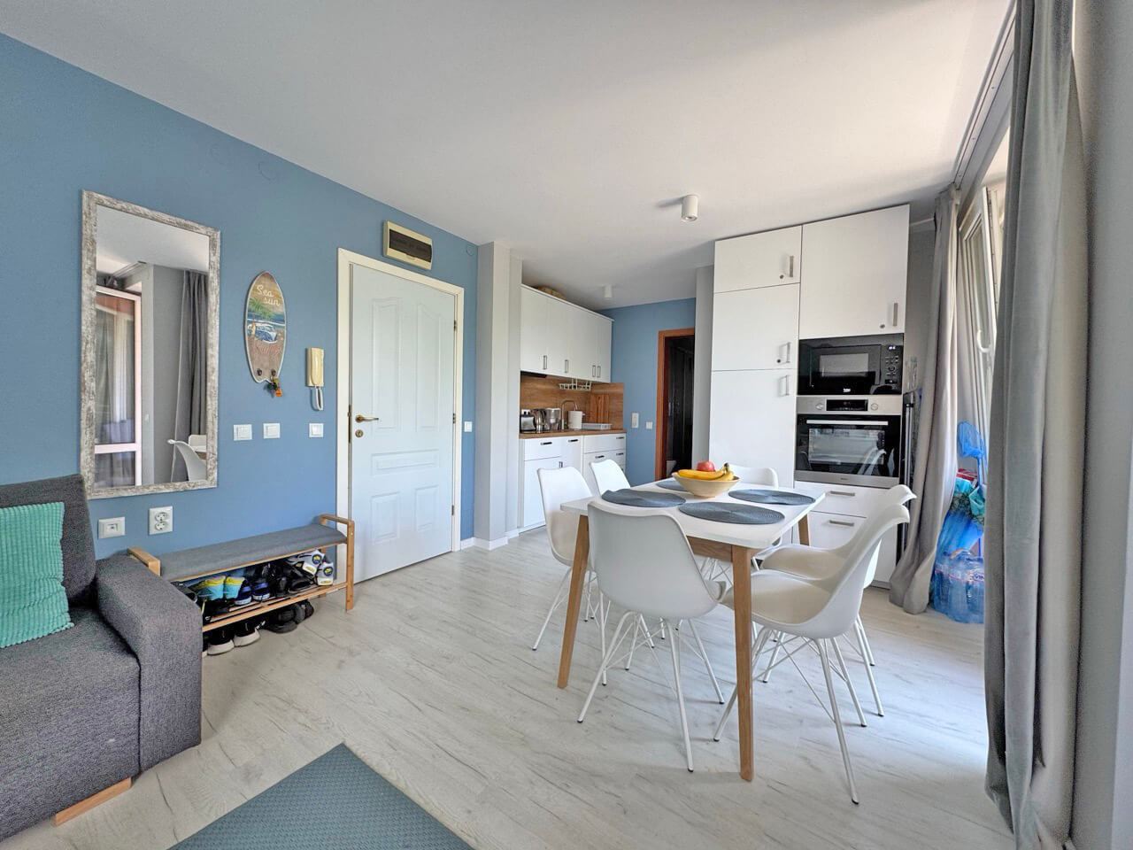 Stilvolle Zweizimmerwohnung mit einem Schlafzimmer in einer prestigeträchtigen Anlage in Sonnenstrand – komplett renoviert und bezugsfertig