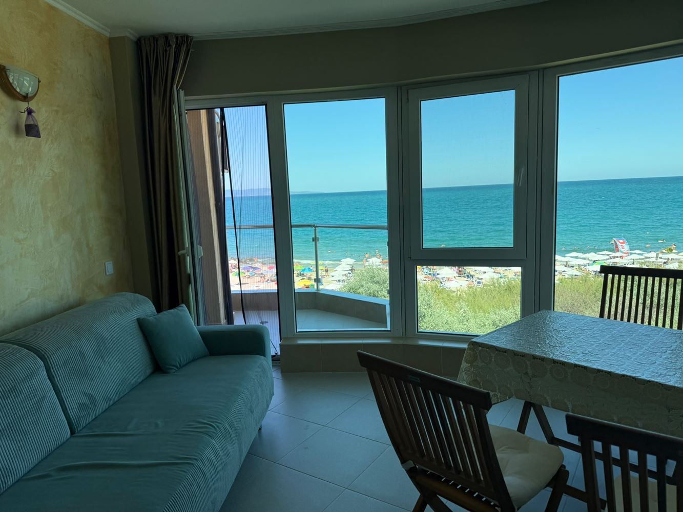 Direkter Meerblick – großzügige 2-Zimmer-Wohnung in erster Meereslinie in Pomorie