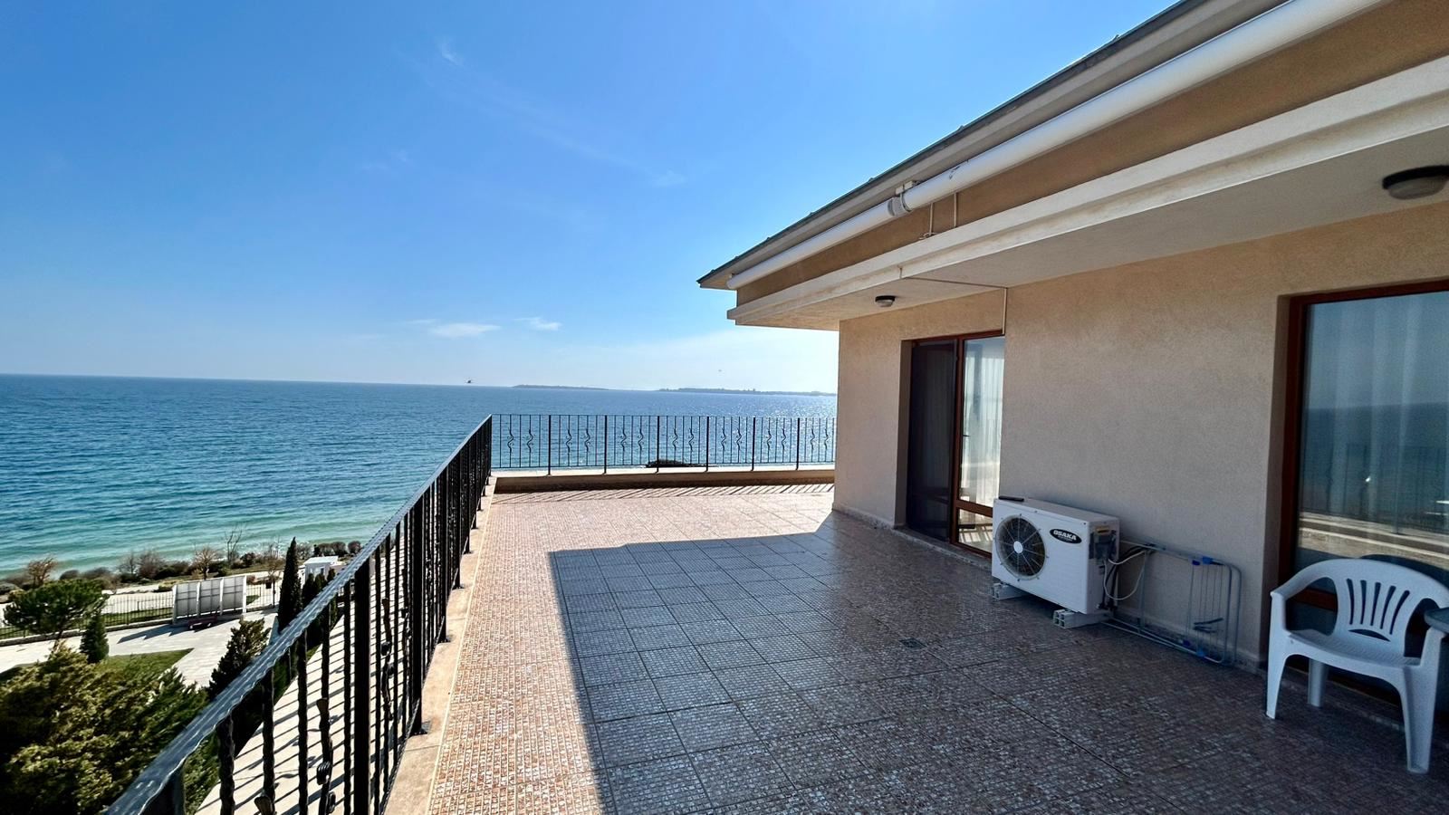 Sveti Vlas – Drei-Zimmer-Wohnung mit direktem Panoramablick auf das Meer in einer Anlage in erster Linie