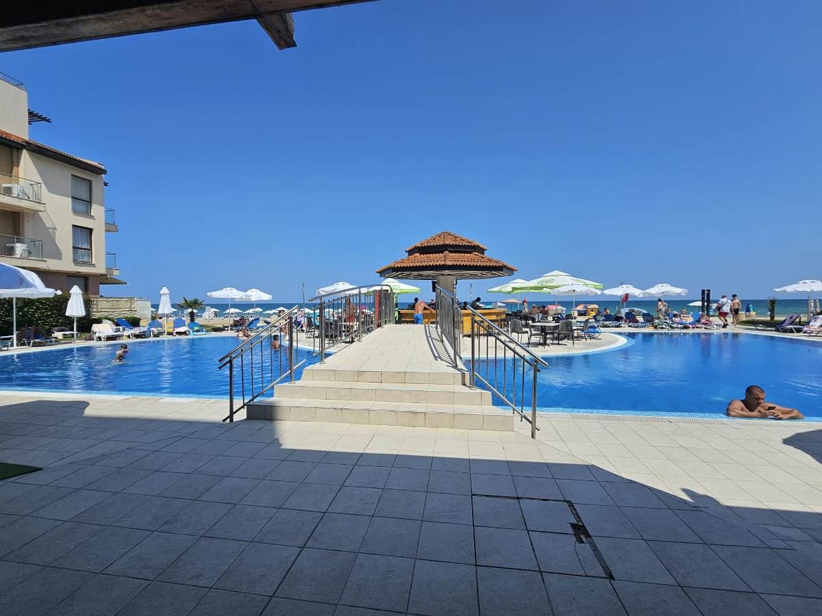 Luxuriöse Drei-Zimmer-Wohnung mit drei Schlafzimmern in erster Meereslinie in Obzor – Panoramablick auf Meer und Berge
