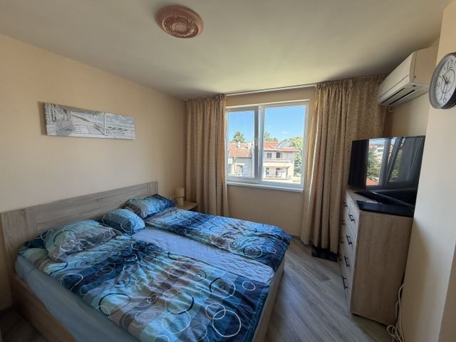 Geräumige Zwei-Zimmer-Wohnung mit Meerblick im Herzen von Sarafowo und der Möglichkeit zum Umbau in eine Drei-Zimmer-Wohnung