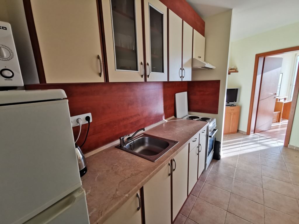 Wir bieten Ihnen eine exklusive Drei-Zimmer-Wohnung mit teilweisem Meerblick, gelegen in einer der gefragtesten und sehr gepflegten Anlagen in Sweti Wlas. 