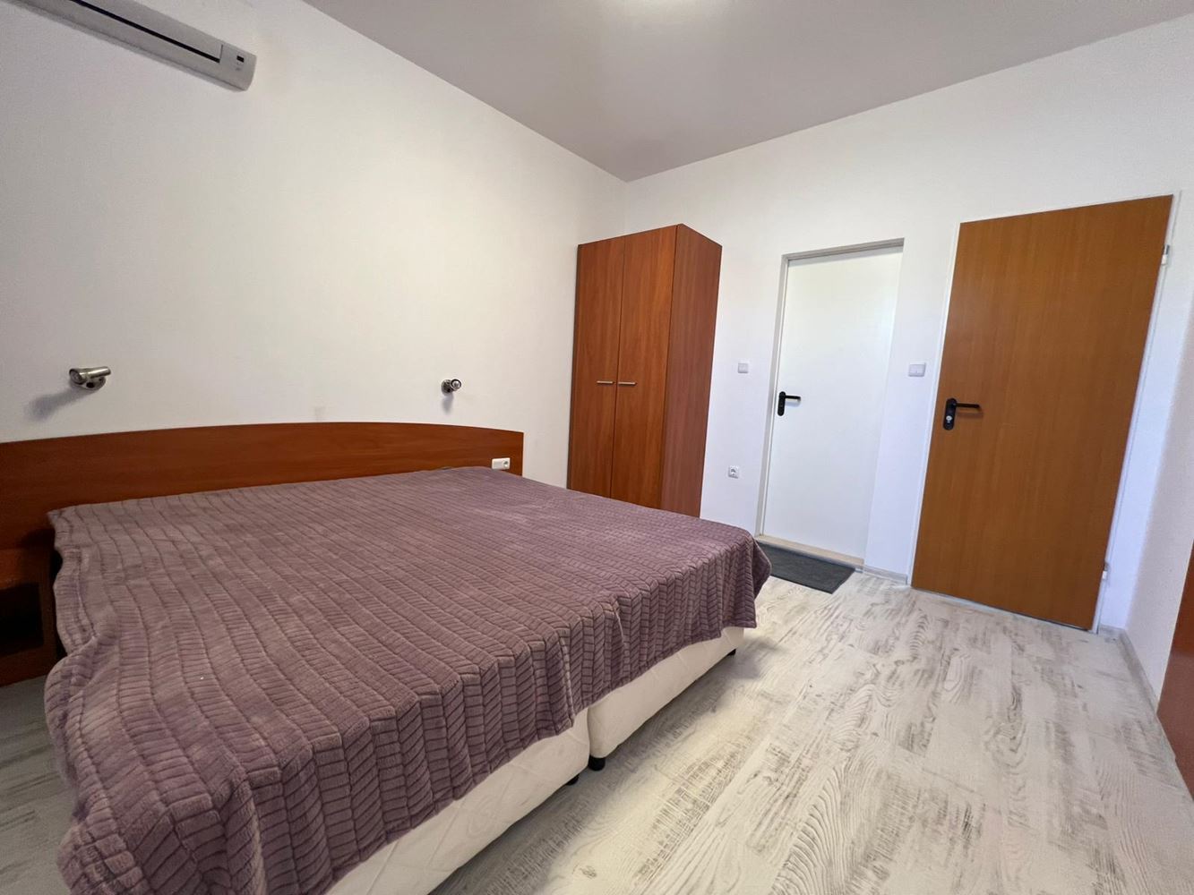 Großzügige Drei-Zimmer-Wohnung (Apartment mit zwei Schlafzimmern) mit großer Terrasse und Parkplatz in Sozopol – nahe Harmani-Strand