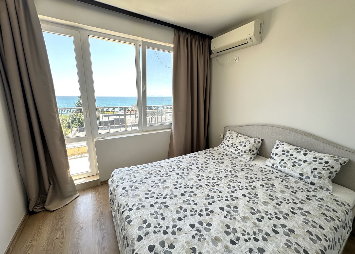 Zweizimmerwohnung in erster Meereslinie mit Panoramablick auf das Meer in Nessebar