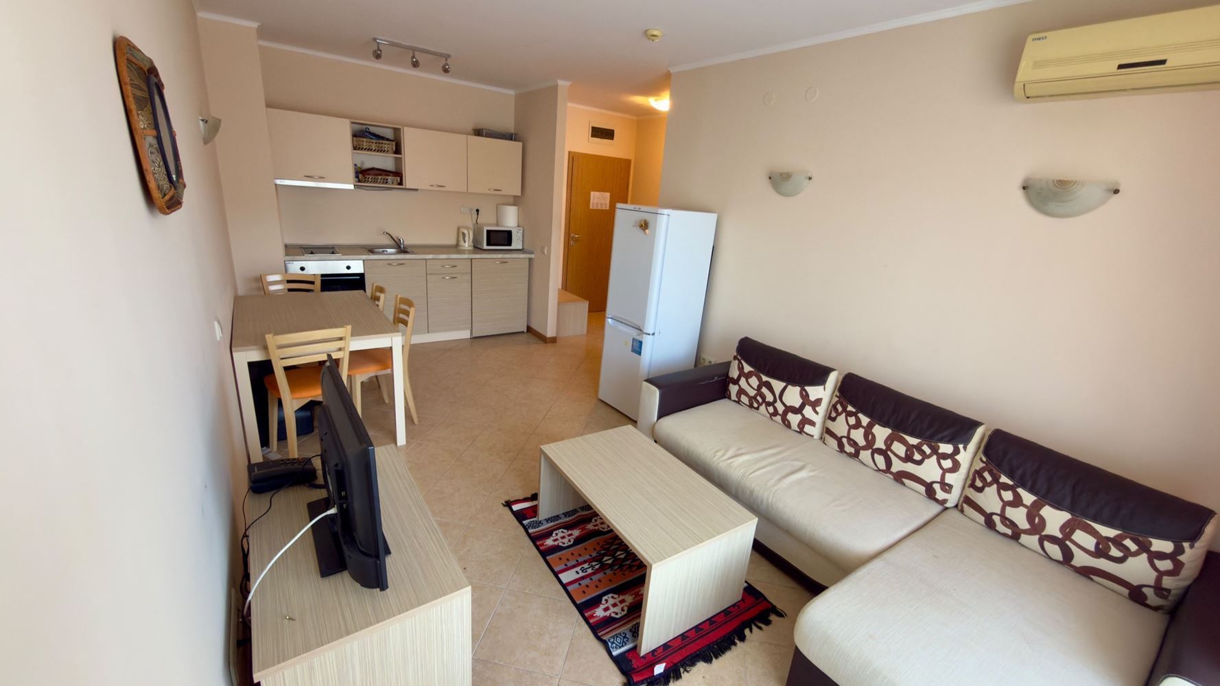 Geräumige Zweizimmerwohnung mit großer Terrasse und Poolblick in Sonnenstrand