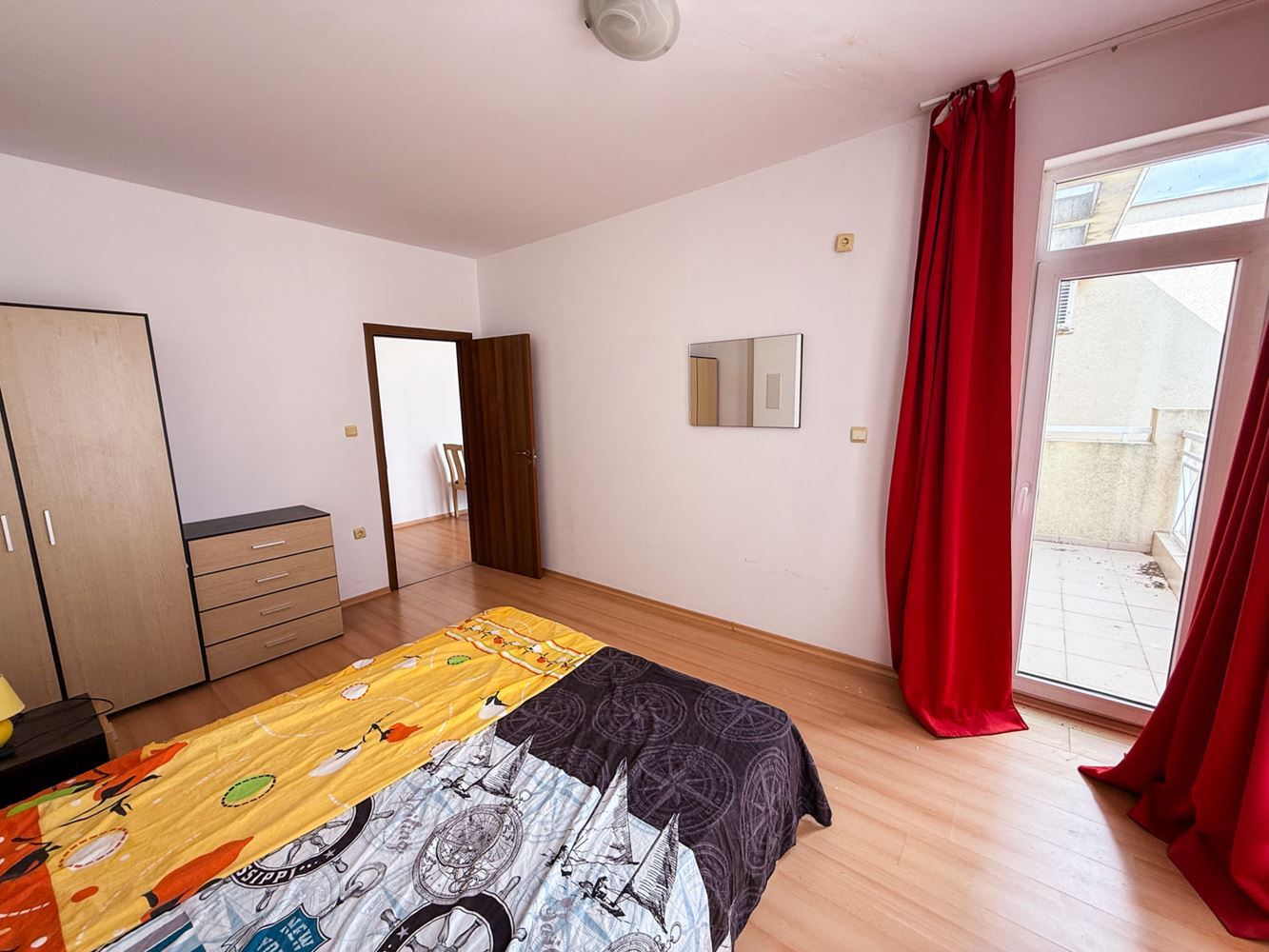 3-Zimmer-Wohnung mit Poolblick in einem gepflegten Komplex nahe Sonnenstrand