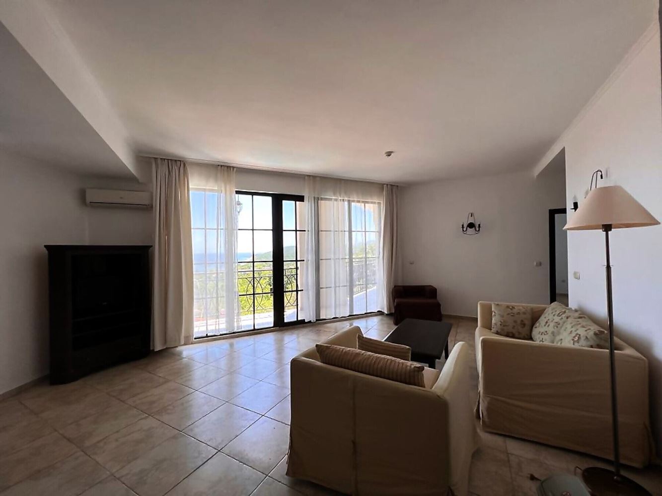 Wunderschöne Zweizimmerwohnung mit Meerblick in einer luxuriösen Anlage direkt am Strand in Obzor