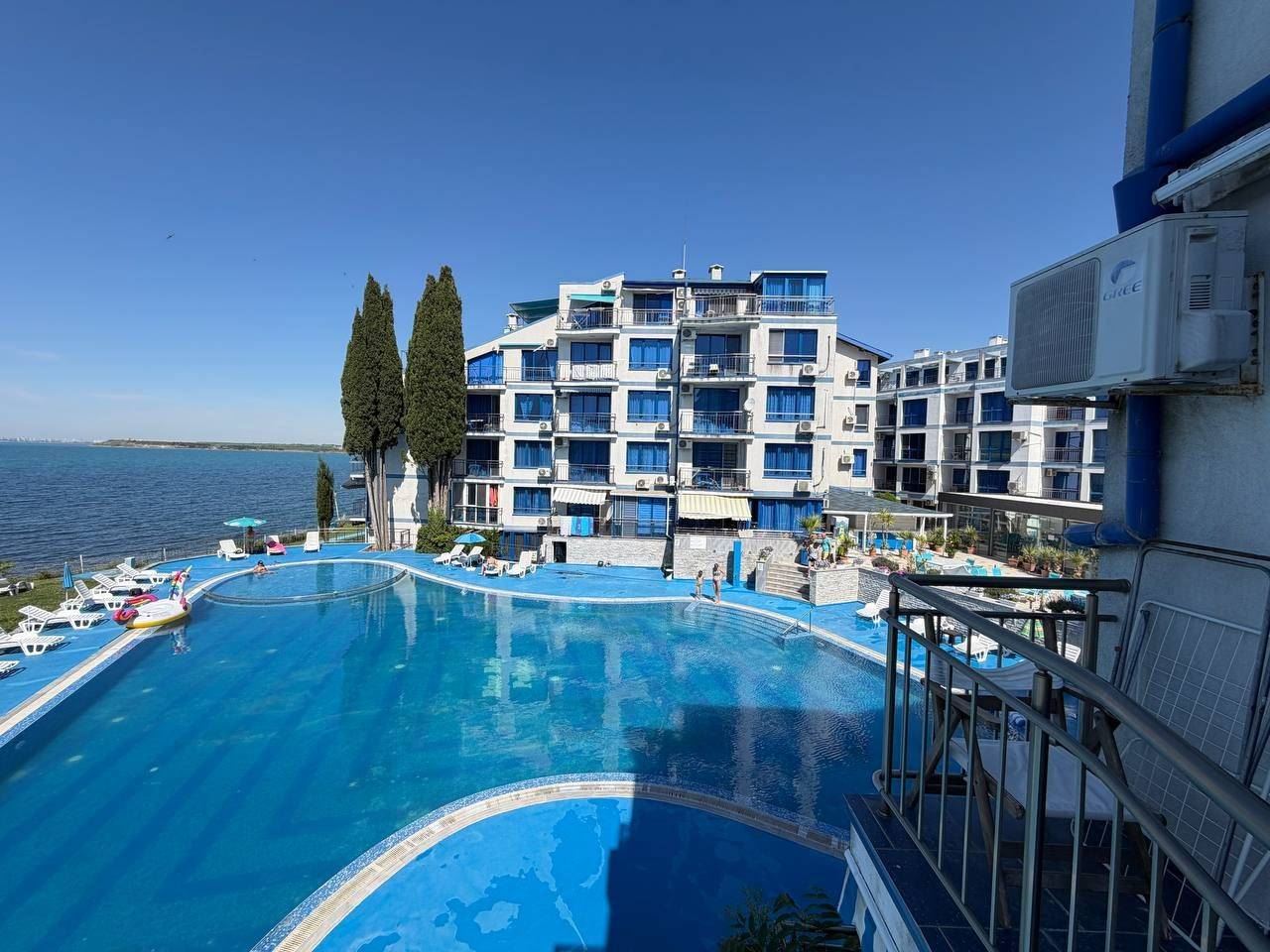 Wohnung mit einem Schlafzimmer in erster Meereslinie in Pomorie – Panoramablick auf das Meer und den Pool
