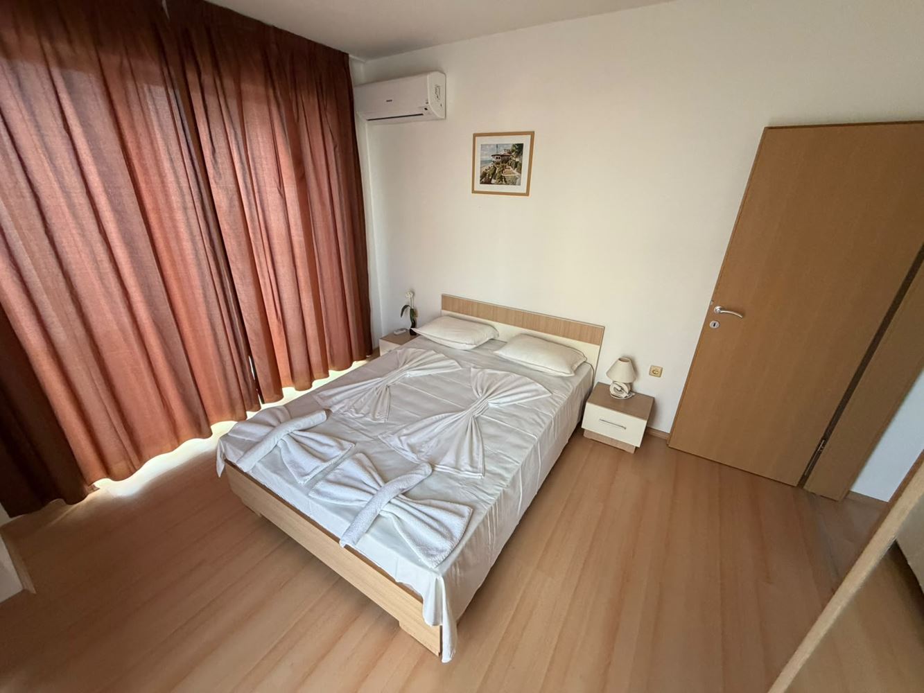 Geräumige Wohnung mit zwei Schlafzimmern mit Meer- und Bergblick in einer schönen geschlossenen Wohnanlage am Meer