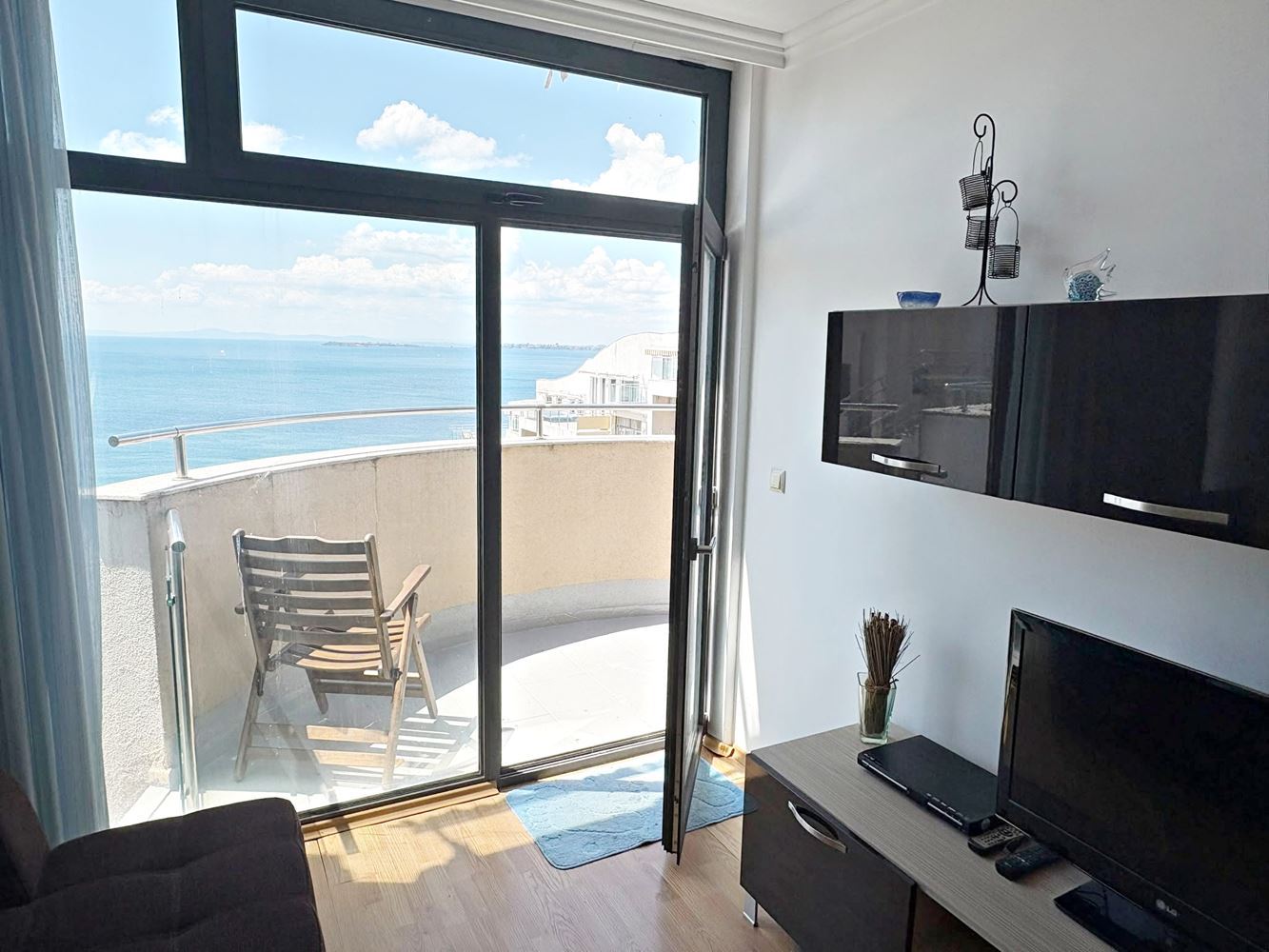 Luxuriöse 2-Zimmer-Wohnung mit Panoramablick auf das Meer in erster Linie in Sveti Vlas