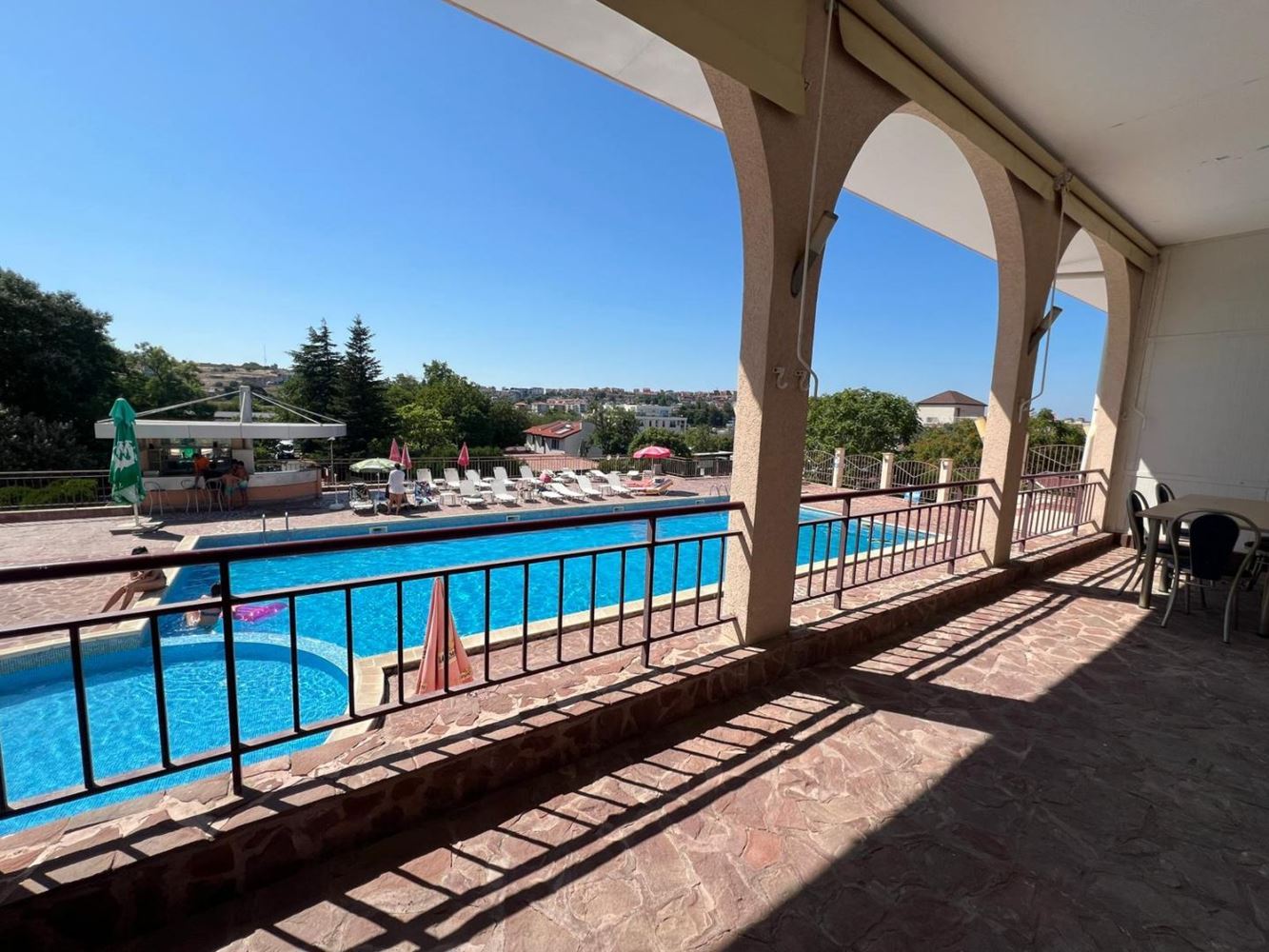 Großzügige Drei-Zimmer-Wohnung (Apartment mit zwei Schlafzimmern) mit großer Terrasse und Parkplatz in Sozopol – nahe Harmani-Strand