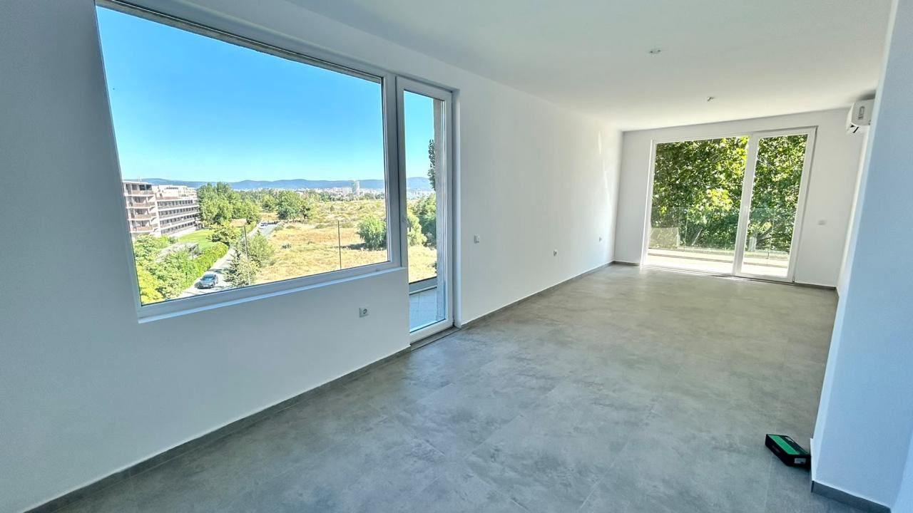 Erste Meereslinie in Sonnenstrand – geräumige 2-Zimmer-Wohnung mit Blick auf das Meer, die Berge und die Stadt