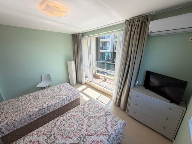 Geräumiges Appartment mit zwei Schlafzimmern in erster Meereslinie mit frontalem Panoramablick auf das Meer