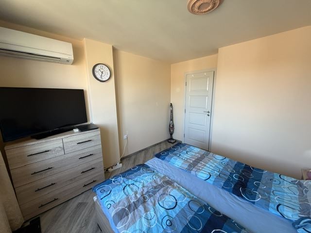 Geräumige Zwei-Zimmer-Wohnung mit Meerblick im Herzen von Sarafowo und der Möglichkeit zum Umbau in eine Drei-Zimmer-Wohnung