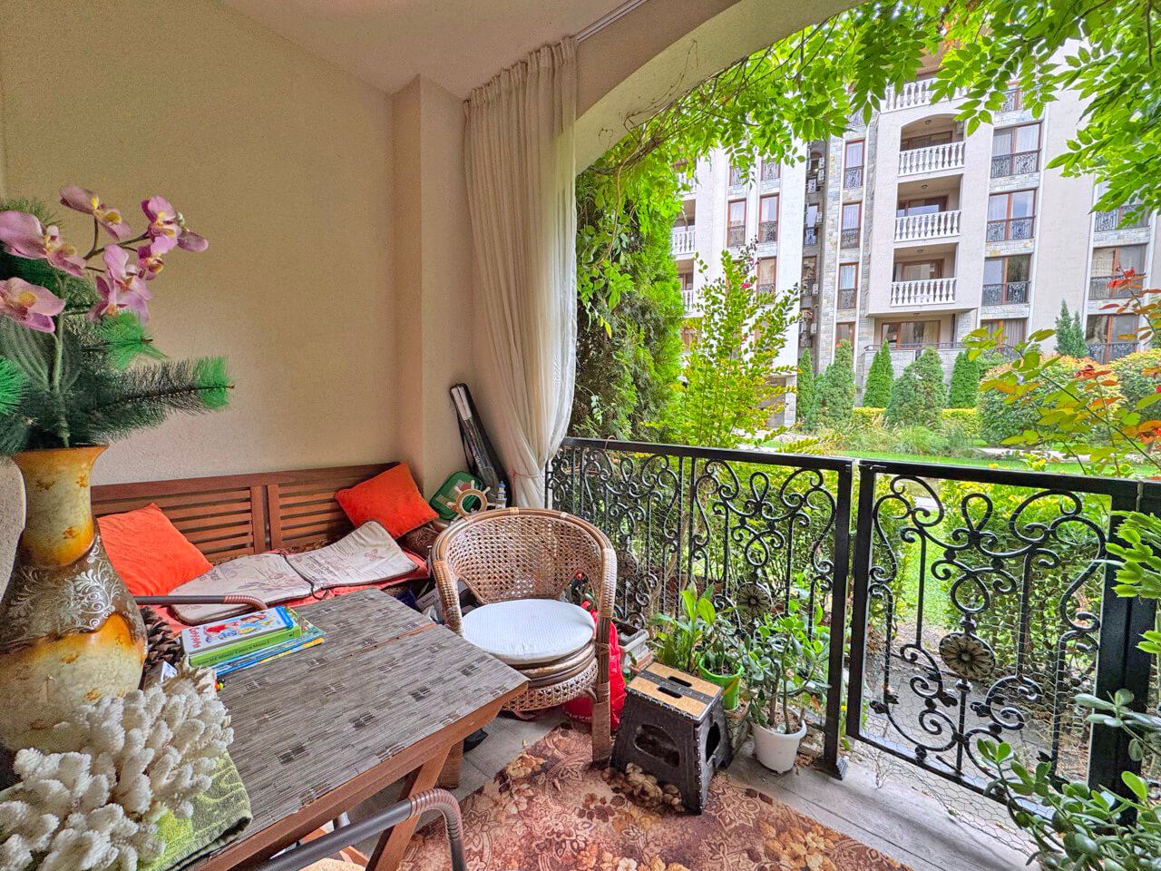 Luxuriöse Zweizimmerwohnung mit Parkblick in einer renommierten Anlage in Sonnenstrand