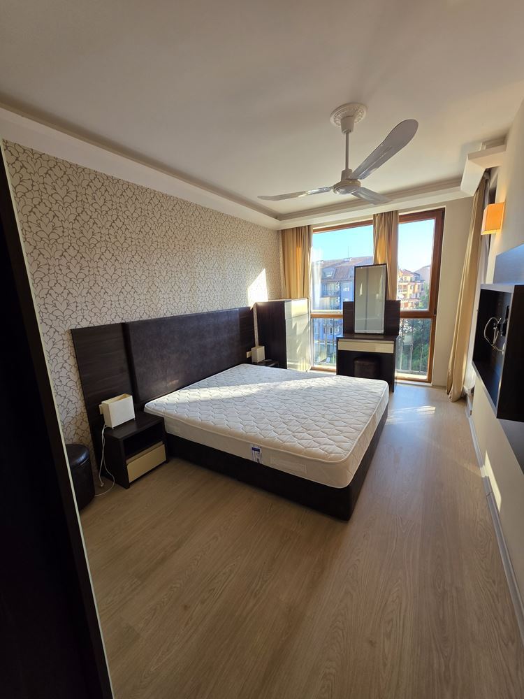 Herrliche Wohnung mit einem Schlafzimmer in einer Anlage in Sonnenstrand – Blick auf den Pool; Stil und Komfort