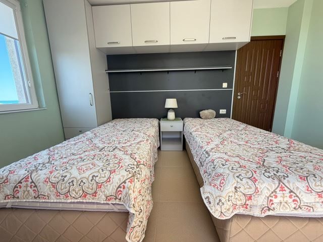 Geräumiges Appartment mit zwei Schlafzimmern in erster Meereslinie mit frontalem Panoramablick auf das Meer